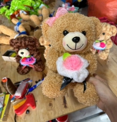 Gấu Bông Cầm Hoa Hồng